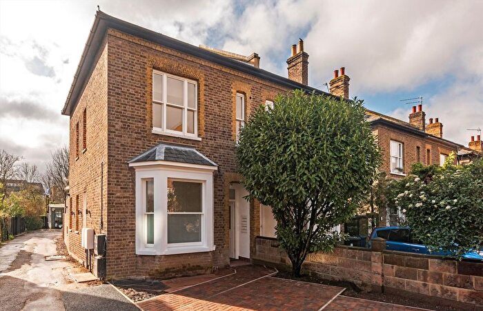 2 Bedroom Flat To Rent In The Grove, Ealing, W5