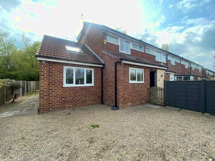 4 Bedroom House To Rent In Stanningley Road, Leeds, LS13