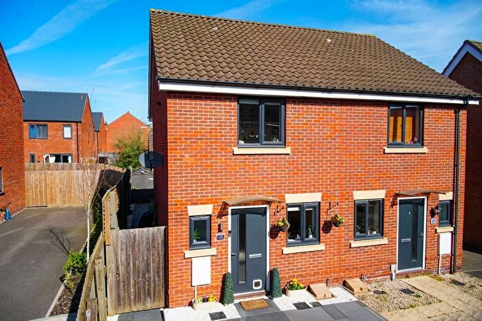 2 Bedroom Semi Detached House For Sale In Ron Hill Road, Queens Hills, Norwich, NR8