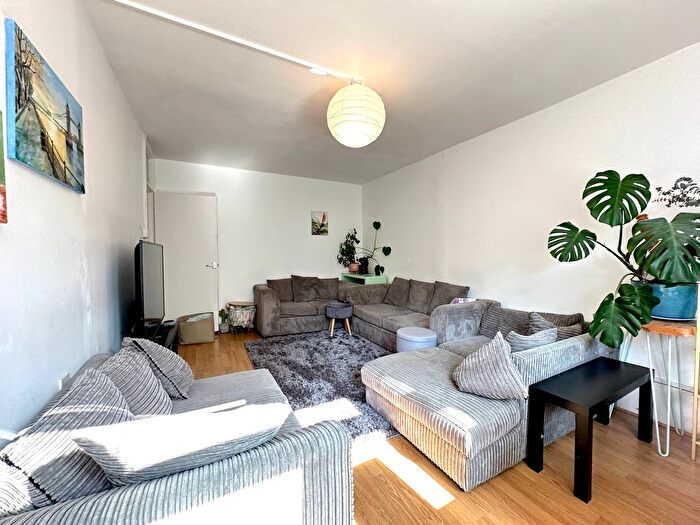 3 Bedroom Maisonette To Rent In Headlam Street, Whitechapel, E1