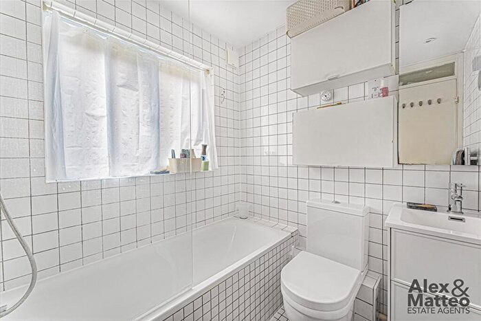 2 Bedroom Flat For Sale In Somerford Way, Canada Water, SE16