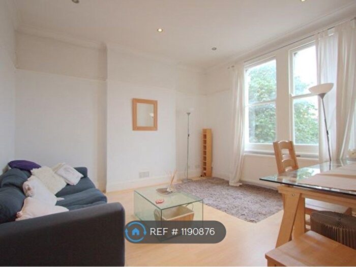 3 Bedroom Flat To Rent In Buckleigh Road, London, SW16