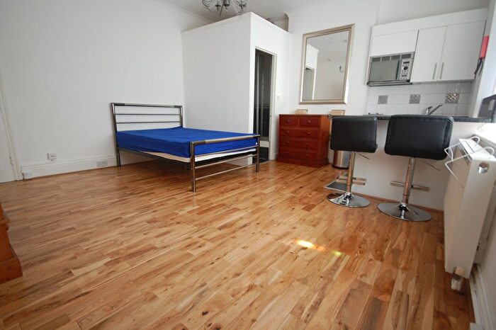 Studio To Rent In Chiswick High Road, London, W4