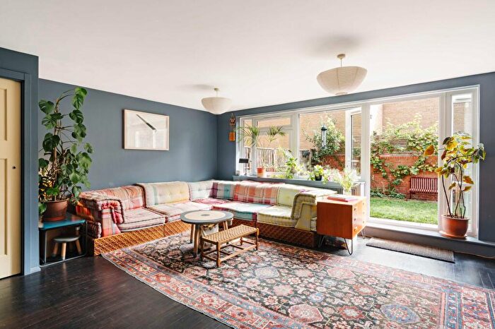 3 Bedroom Maisonette For Sale In Whitton Walk, Bow, E3
