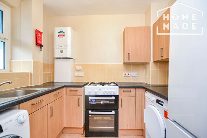 3 Bedroom Flat To Rent In White City Estate, London, W12