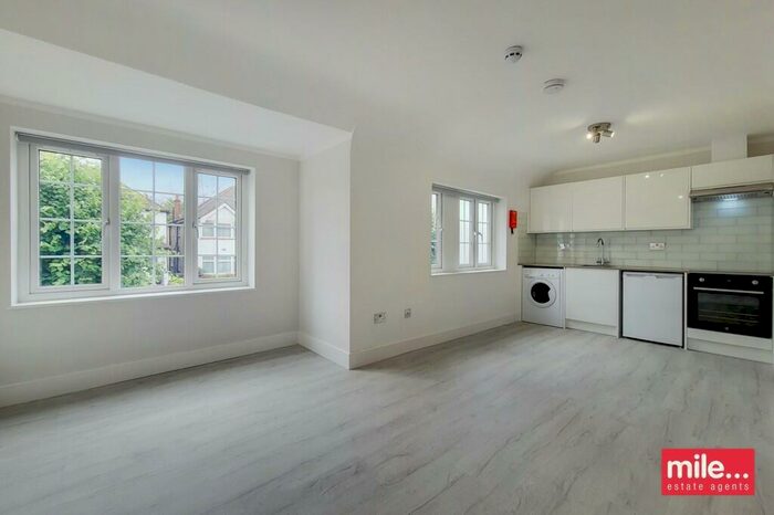 Studio To Rent In Montpelier Rise, London, NW11