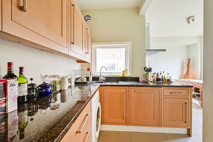 3 Bedroom Flat To Rent In Stanton Road, South Wimbledon, London, SW20