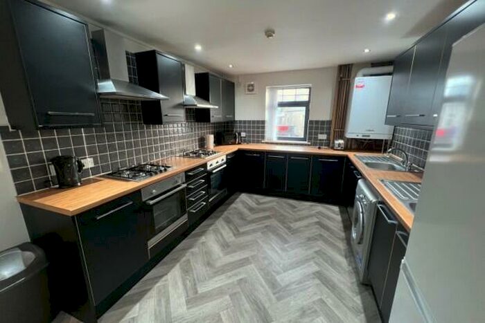 7 Bedroom Flat To Rent In Mundy Place Cardiff, CF24