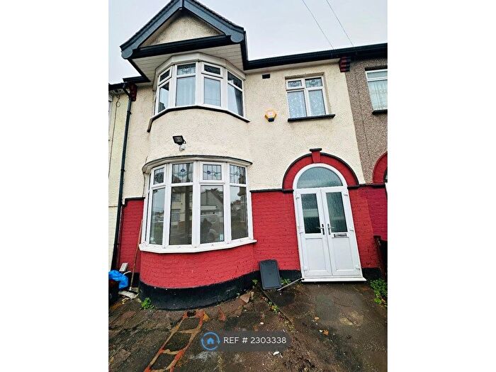 4 Bedroom Semi-Detached House To Rent In South Park Road, Ilford, IG1