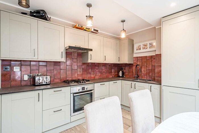 3 Bedroom Flat To Rent In Hamilton Road, London, SW19