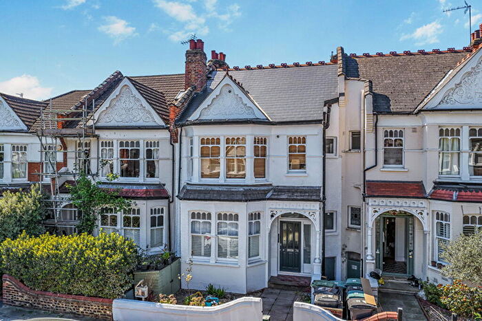 2 Bedroom Flat For Sale In Rosebery Road, N10