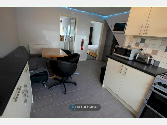 5 Bedroom Terraced House To Rent In Clover Road, Guildford, GU2