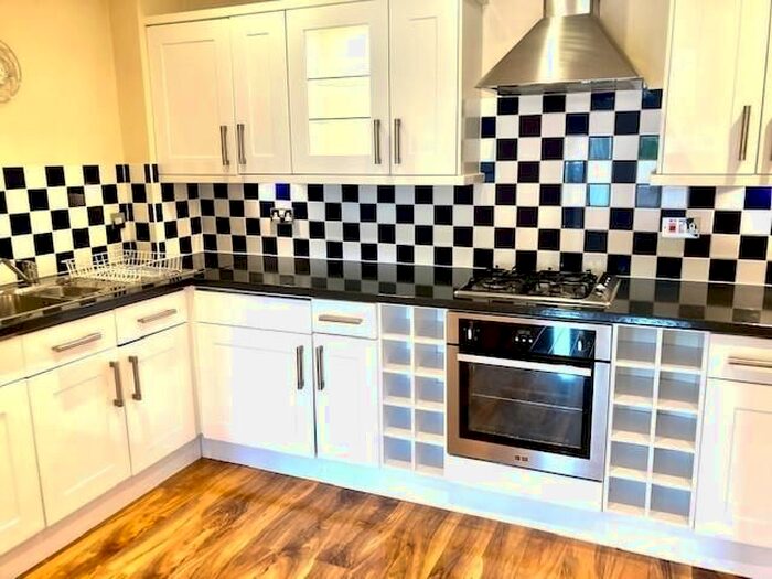 2 Bedroom Flat To Rent In Terrace Road South, Binfield, RG42