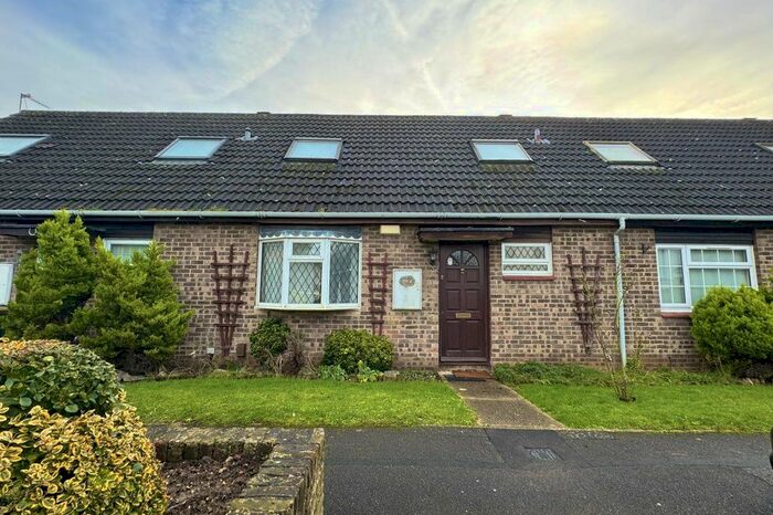 2 Bedroom Property To Rent In Holmedale, Slough, SL2