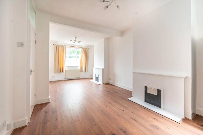 3 Bedroom House To Rent In Brydges Road, Stratford, London, E15