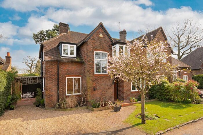 4 Bedroom Semi Detached House For Sale In Oatlands Close, Weybridge, Surrey, KT13