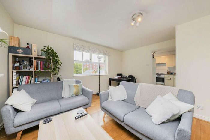 2 Bedroom Flat To Rent In Massingberd Way, London, SW17