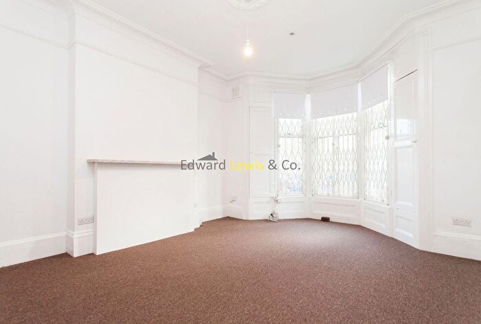 3 Bedroom Flat To Rent In Alvington Crescent, London, E8