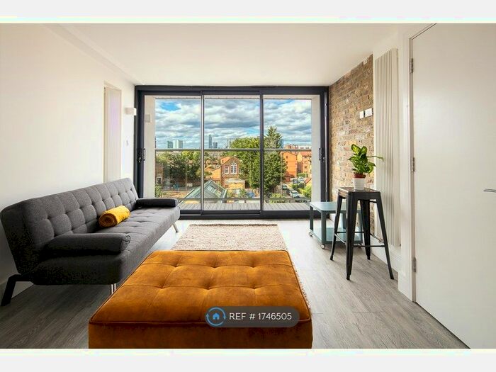 2 Bedroom Flat To Rent In New Cross Road, London, SE14