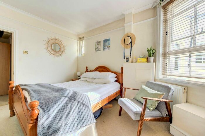 3 Bedroom Flat To Rent In Queen's Club Gardens, Fulham, London, W14