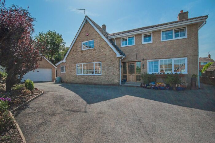 5 Bedroom Detached House For Sale In Chiltern Drive, Mirfield, WF14