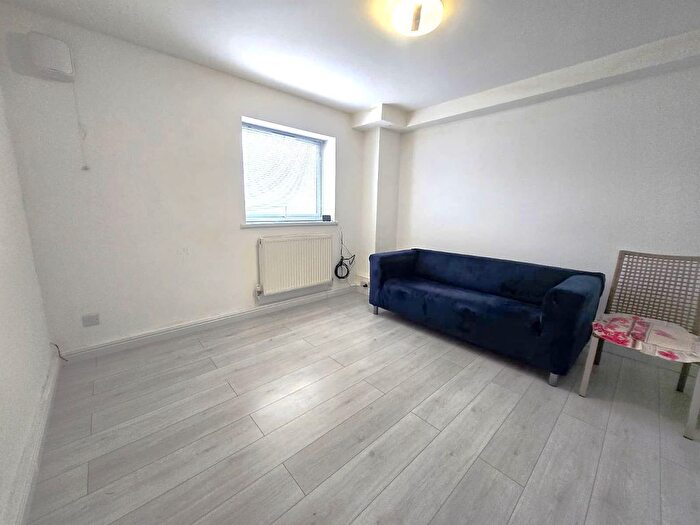 3 Bedroom Flat To Rent In Ladyday Place, Slough, SL1