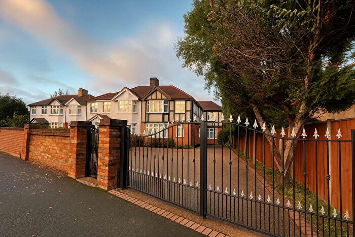 4 Bedroom Semi-Detached House To Rent In Hanworth Road, Hampton, Great London, TW12