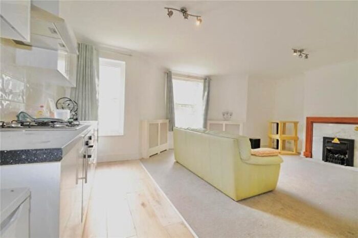 2 Bedroom Flat To Rent In Warwick Gardens, London, W14