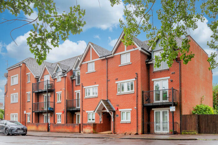 2 Bedroom Flat For Sale In Summer Heights North Oxford, OX2