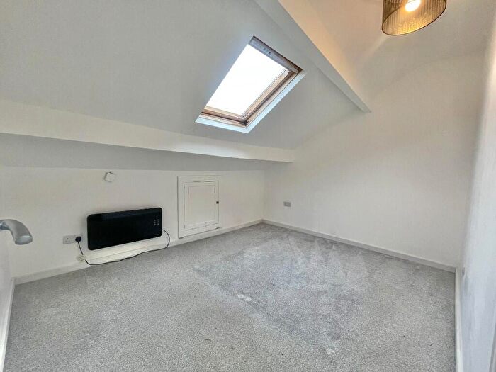 2 Bedroom Flat To Rent In Sheffield, Yorkshire, Westrid, S7