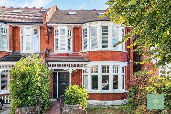 2 Bedroom Flat For Sale In Selborne Road, Southgate, London, N14