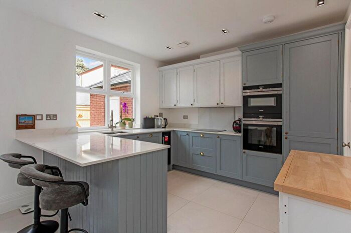 4 Bedroom Semi Detached House To Rent In Rookery Lane, Barnet, EN4
