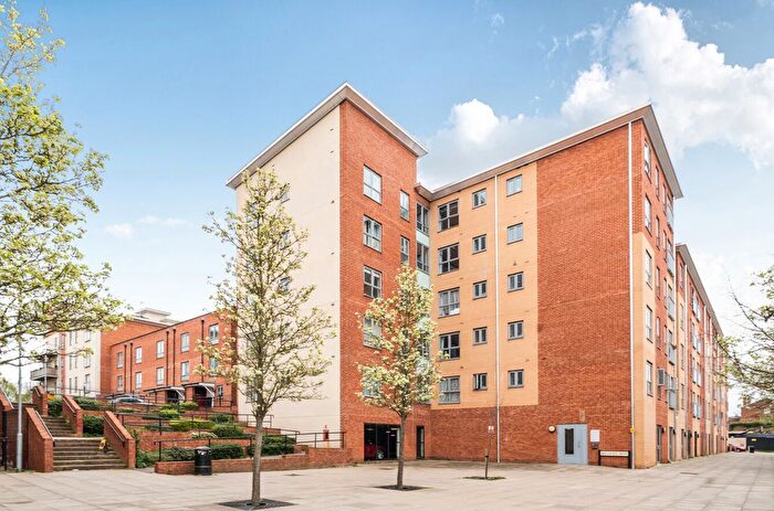 2 Bedroom Flat For Sale In Moulsford Mews, Reading, Berkshire, RG30