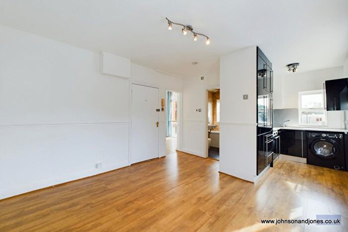 1 Bedroom Flat To Rent In High Road, Byfleet, West Byfleet, KT14