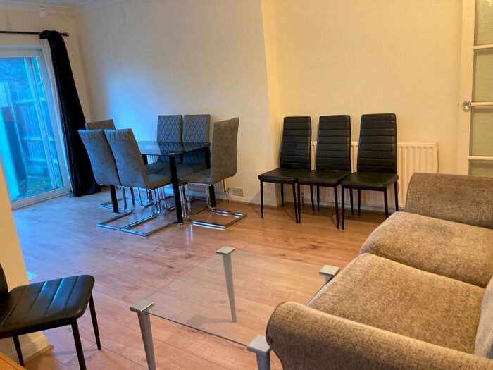 3 Bedroom Flat To Rent In Very Near Eccleston Road Area, West Ealing Hanwell Borders, W13