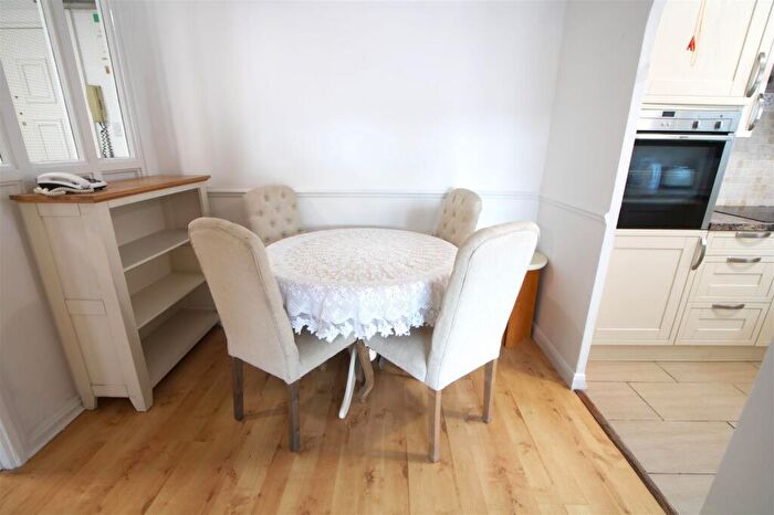 1 Bedroom Apartment For Sale In Albion Court, Sun Street, Billericay, CM12
