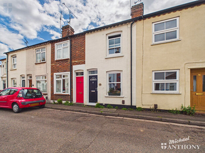 2 Bedroom Terraced House For Sale In Albert Street, Aylesbury, HP20