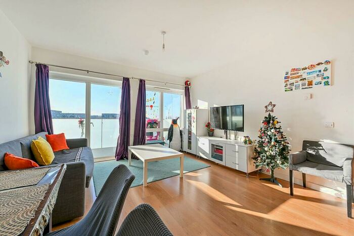 2 Bedroom Flat To Rent In Lakeside Drive, Park Royal, London, NW10