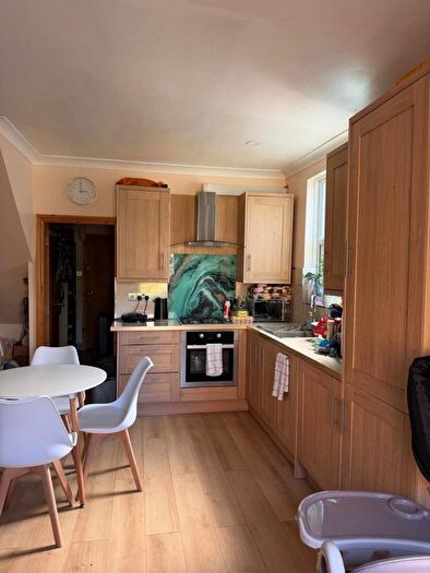 2 Bedroom Flat To Rent In Pinfold Road, Streatham, London, SW16