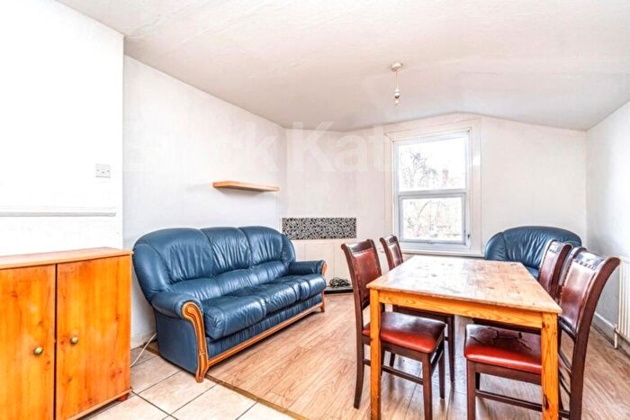 3 Bedroom Flat To Rent In Frobisher Road, Haringey, N8