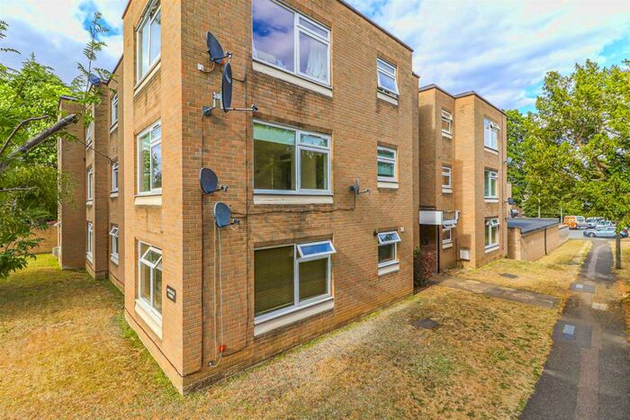 2 Bedroom Flat To Rent In Ashleigh Court, Rawdon Drive, Hoddesdon, Herts, EN11