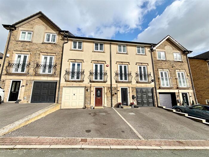 4 Bedroom Town House For Sale In Hudson View, Wyke, BD12