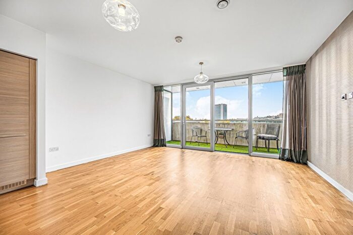 2 Bedroom Flat To Rent In Edmunds House, Colonial Drive, W4