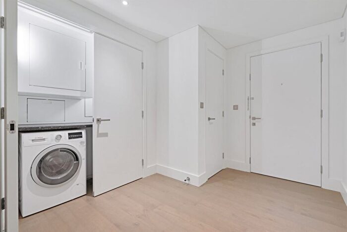3 Bedroom Flat To Rent In Gartons Way, London, SW11