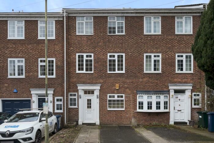 4 Bedroom Town House To Rent In Oakview Gardens London, N2