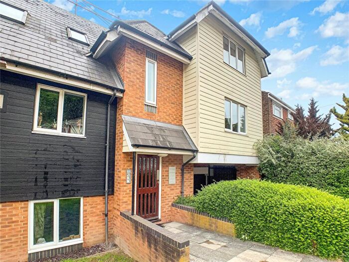 2 Bedroom Flat To Rent In Beacon Road, Chatham, ME5