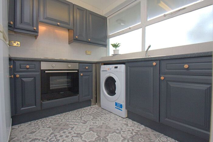 2 Bedroom Flat To Rent In Gilbert House, Churchill Gardens, London, SW1V