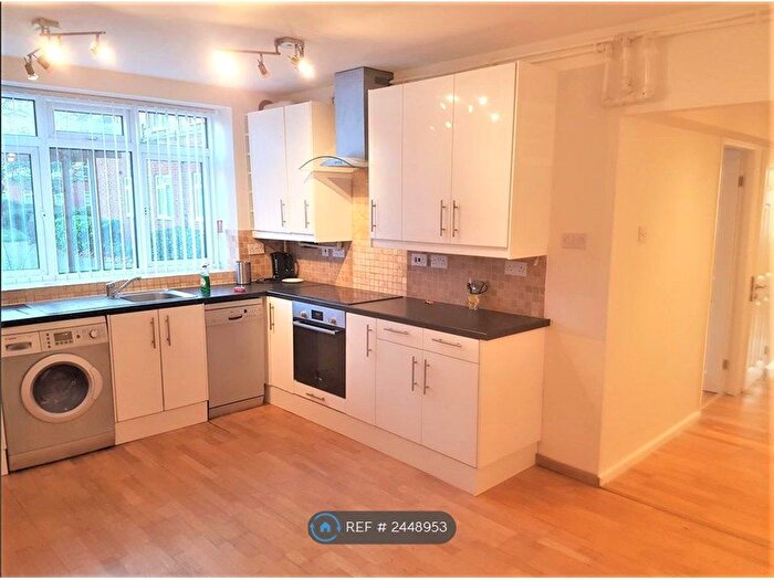 3 Bedroom Flat To Rent In Wandsworth Rd, London, SW8