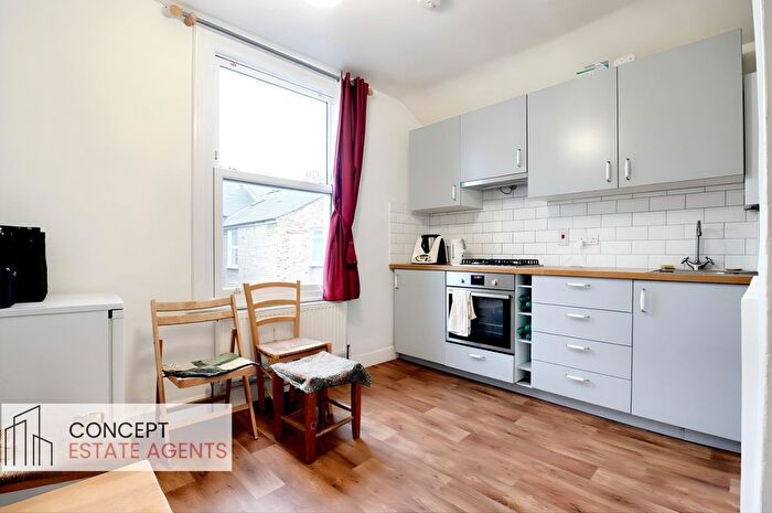 2 Bedroom Flat To Rent In Garratt Lane, Earlsfield, SW18