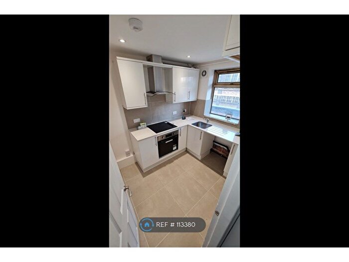 3 Bedroom Flat To Rent In Comus House, London, SE17